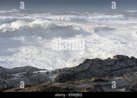 Schwillt ein Jahrzehnt Krachen gegen die Klippen von Shore Acres State Park, Coos Bay Oregon Stockfoto