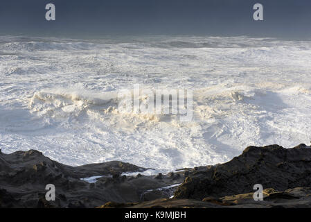 Schwillt ein Jahrzehnt Krachen gegen die Klippen von Shore Acres State Park, Coos Bay Oregon Stockfoto