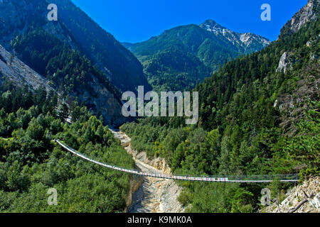 Traditionelle Bhutanischen hängenden Gehweg, Bhutan Brücke, über Illgraben, Naturschutzgebiet Pfynwald, Susten, Wallis, Schweiz Stockfoto