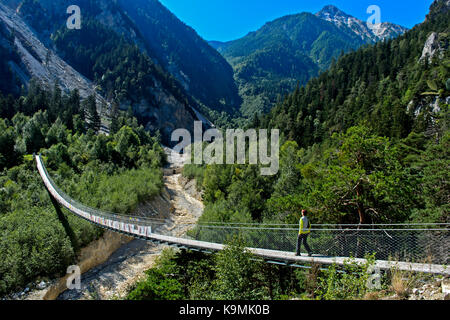 Traditionelle Bhutanischen hängenden Gehweg, Bhutan Brücke, über Illgraben, Naturschutzgebiet Pfynwald, Susten, Wallis, Schweiz Stockfoto