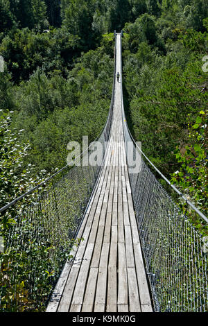 Traditionelle Bhutanischen hängenden Gehweg, Bhutan Brücke, über Illgraben, Naturschutzgebiet Pfynwald, Susten, Wallis, Schweiz Stockfoto