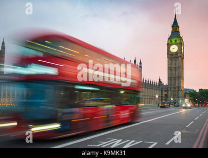 Rote Doppeldecker Bus auf die Westminster Bridge, Abend, Dämmerung, Palast von Westminster und Big Ben, Bewegungsunschärfe, London Stockfoto