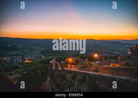 Stadtmauern der Altstadt bei Sonnenuntergang, Orvieto, Umbrien, Italien Stockfoto