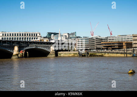 Das Bügeleisen Bögen der Blackfriars Railway Bridge über die Themse in London, Vereinigtes Königreich. Von John Wolfe-Barry und Henry Marc Brunel konzipiert Stockfoto