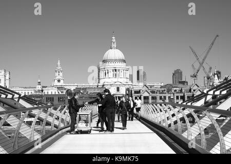 Street Hersteller Verkauf von Snacks auf Londons "Millennium Fußgängerbrücke mit St Pauls Kathedrale im Hintergrund Stockfoto