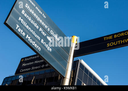 Fußgängerzone Richtungen Schild Southwark Bridge Road Bankside London Vereinigtes Königreich gegenüber der Financial Times Bürogebäude Stockfoto
