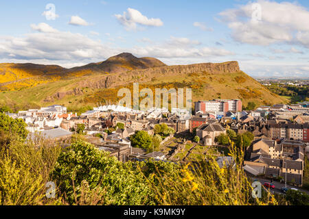 Schottland, Edinburgh, Bezirk Canongate, Holyrood Park, Berge Arthur's Seat und Salisbury Crags, Stadtansicht Stockfoto