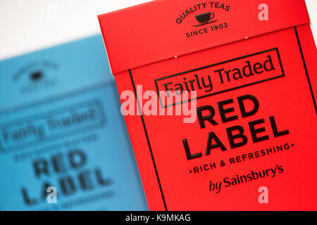 Sainsbury's Fair gehandelte Red Label Kaffee Pakete auf weißem Hintergrund Stockfoto