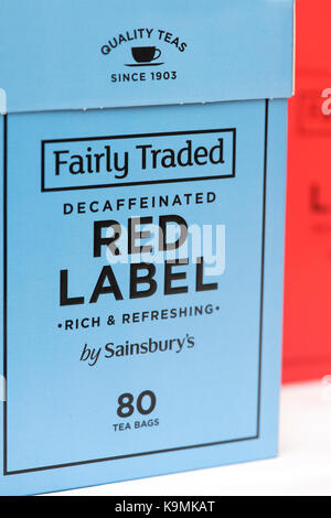 Sainsbury's Fair gehandelte Red Label Kaffee Pakete auf weißem Hintergrund Stockfoto