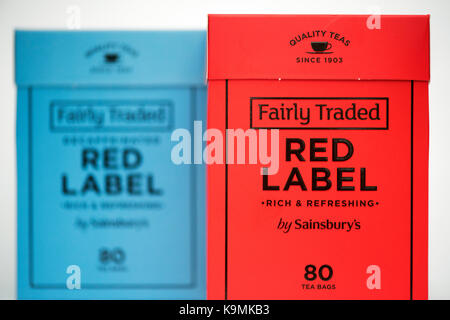 Sainsbury's Fair gehandelte Red Label Kaffee Pakete auf weißem Hintergrund Stockfoto