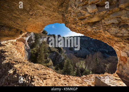 Natürliches Loch in den Felsen im Fluss Wölfe Canyon Park, Soria, Spanien. Stockfoto