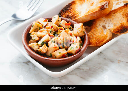 Mediterrane Küche, köstliche würzige Tintenfisch mit Knoblauch mit Toast Brot. Stockfoto