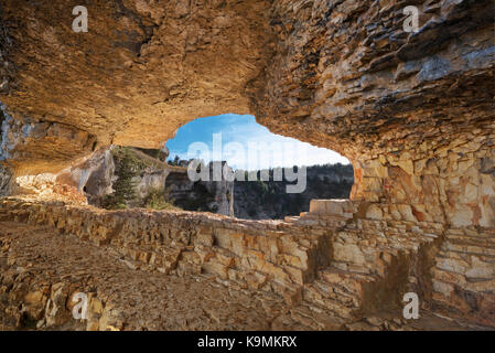 Natürliches Loch in den Felsen im Fluss Wölfe Canyon Park, Soria, Spanien. Stockfoto