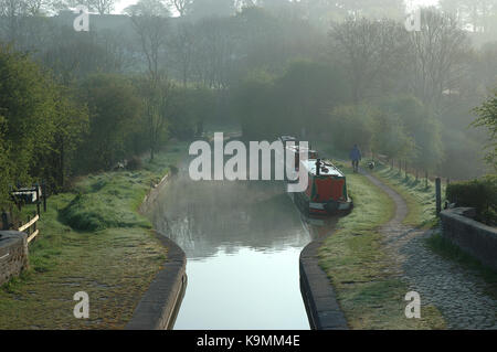 Misty Morning, Boote auf caldon Canal, denford, on-Trent, Staffordshire, England, UK Stoke, Großbritannien, Europa Stockfoto