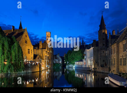 Brügge, Belgien. Den Dijver Kanal in der Nacht in Richtung Bourgoensch Hof Hotel und Wachturm (Belfort), Brügge (Brügge), Belgien suchen. Stockfoto