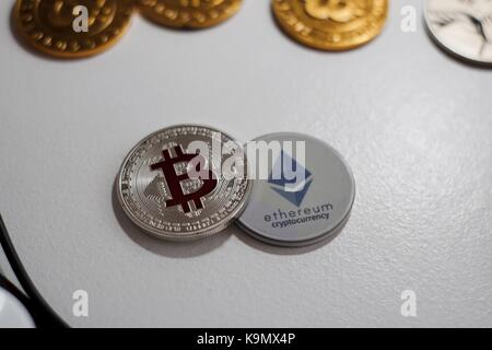 Digitale Währung physischen Grau des Astraleums Münze in der Nähe von Gold Bitcoins. Stockfoto