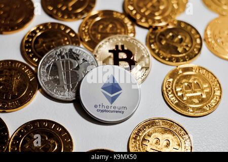 Digitale Währung physischen Grau des Astraleums Münze in der Nähe von Gold Bitcoins. Stockfoto