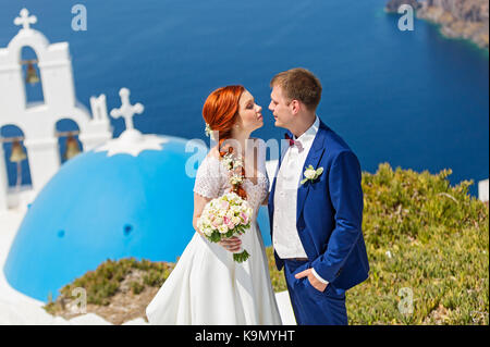 Die Hochzeit eines jungen Paares auf der Insel Santorin, Griechenland Stockfoto