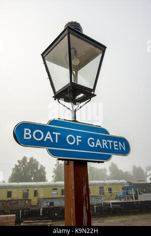 Lampe und Zeichen bei Boot von Bahnhof Zoo in Schottland, Großbritannien Stockfoto