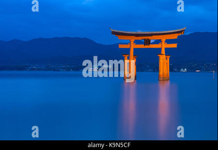 Die itsukushima schwimmende Torii Tor vor der Küste der Insel Miyajima, Hiroshima, Japan. Stockfoto