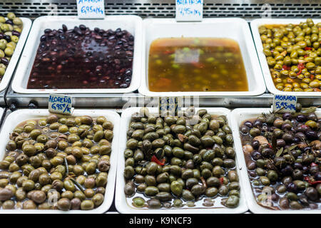 Gemischte Oliven Tapas in der Markt La Boqueria Display Trays in Barcelona Spanien Stockfoto