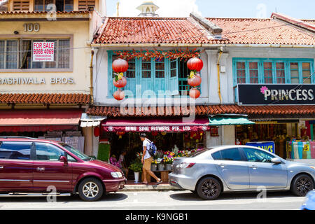 Singapur - September 7, 2017: restaurierte Geschäftshäuser entlang der Arabischen Straße in der muslimischen Enklave von Kampong Glam behalten ihre historischen kolonialen Architectura Stockfoto