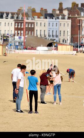 Studenten Vermessung Weymouth Beach Dorset England UK Stockfoto