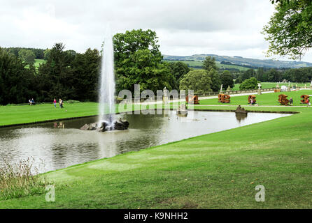 Chatsworth House, canal Teich und großen Brunnen, mit eins bis null Skulptur. Stockfoto