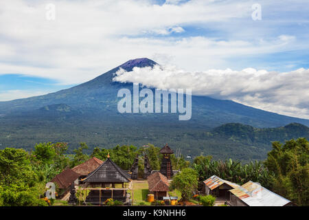 Blick von lempuyang Berg zu traditionellen balinesischen Tempel auf dem Berg Agung Pisten Hintergrund. Mount Agung ist höchsten aktiven Vulkan auf der Insel Bali Stockfoto