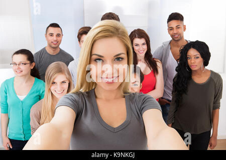 Gruppe von Jungen gerne Freunde unter Selfie Stockfoto