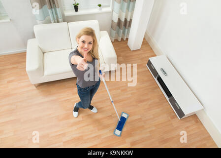 Hohe Betrachtungswinkel und der jungen Frau, Wischen, zu Hause Stockfoto