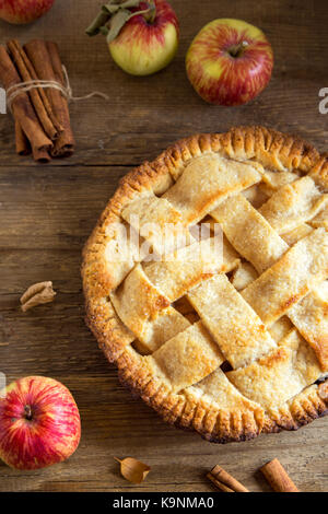 Klassische Apfelkuchen Dessert. Hausgemachte American Pie aus organischen Herbst Äpfel. Stockfoto