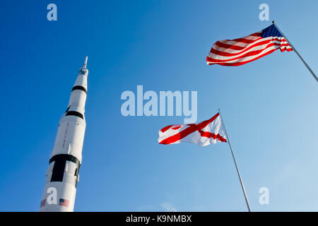 Uns Rocket Park mit Alabama und amerikanische Flaggen in US Space & Rocket Center. Stockfoto