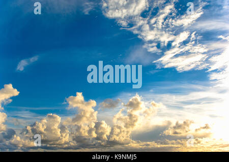 Blue Sky uk mit interessanten Wolkenbildung als Hintergrund Stockfoto