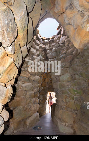 Europa, Italien, Sardinien, Gallura, Arzachena, nuraghischen Dorf 'La Prisgiona' aus 1300 B.C: Innerhalb des towerthe Tower. Stockfoto