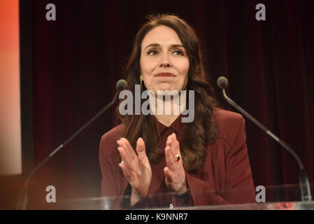 Auckland, Neuseeland. 24 Sep, 2017. Labour-führer Jacinda Ardern Adressen an die Unterstützer von der Labour Party, Wahl Partei in Auckland, Neuseeland am 23.September 2017. Die Wahl endet in Stillstand auslösende Koalitionsverhandlungen. Keine Partei die Mehrheit in der Wahl gewonnen, der New Zealand First Party wird eine wichtige Rolle bei der Entscheidung, welche Partei sie unterstützen, wird die nächste Regierung bilden zu spielen. Credit: Shirley Kwok/Pacific Press/Alamy leben Nachrichten Stockfoto