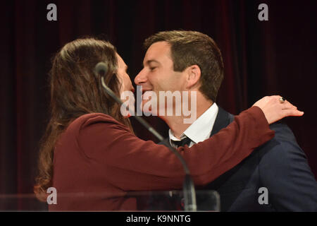Auckland, Neuseeland. 24 Sep, 2017. Labour-führer Jacinda Ardern umarmt sie Partner Clarke Gayford an der die Labour Party Wahl Partei in Auckland, Neuseeland am 23.September 2017. Die Wahl endet in Stillstand auslösende Koalitionsverhandlungen. Keine Partei die Mehrheit in der Wahl gewonnen, der New Zealand First Party wird eine wichtige Rolle bei der Entscheidung, welche Partei sie unterstützen, wird die nächste Regierung bilden zu spielen. Credit: Shirley Kwok/Pacific Press/Alamy leben Nachrichten Stockfoto