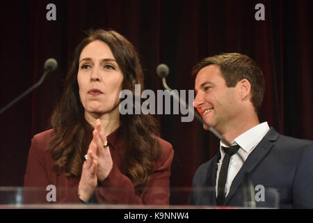 Auckland, Neuseeland. 24 Sep, 2017. Labour-führer Jacinda Ardern Adressen an die Unterstützer, während Ihr Partner Clarke Gayford auf von der Labour Party, Wahl Partei in Auckland, Neuseeland am 23.September 2017 aussieht. Die Wahl endet in Stillstand auslösende Koalitionsverhandlungen. Keine Partei die Mehrheit in der Wahl gewonnen, der New Zealand First Party wird eine wichtige Rolle bei der Entscheidung, welche Partei sie unterstützen, wird die nächste Regierung bilden zu spielen. Credit: Shirley Kwok/Pacific Press/Alamy leben Nachrichten Stockfoto