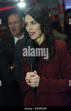 Auckland, Neuseeland. 24 Sep, 2017. Labour-führer Jacinda Ardern spricht mit den Mitteln von der Labour Party, Wahl Partei in Auckland, Neuseeland am 23.September 2017. Die Wahl endet in Stillstand auslösende Koalitionsverhandlungen. Keine Partei die Mehrheit in der Wahl gewonnen, der New Zealand First Party wird eine wichtige Rolle bei der Entscheidung, welche Partei sie unterstützen, wird die nächste Regierung bilden zu spielen. Credit: Shirley Kwok/Pacific Press/Alamy leben Nachrichten Stockfoto