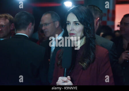 Auckland, Neuseeland. 24 Sep, 2017. Labour-führer Jacinda Ardern spricht mit den Mitteln von der Labour Party, Wahl Partei in Auckland, Neuseeland am 23.September 2017. Die Wahl endet in Stillstand auslösende Koalitionsverhandlungen. Keine Partei die Mehrheit in der Wahl gewonnen, der New Zealand First Party wird eine wichtige Rolle bei der Entscheidung, welche Partei sie unterstützen, wird die nächste Regierung bilden zu spielen. Credit: Shirley Kwok/Pacific Press/Alamy leben Nachrichten Stockfoto