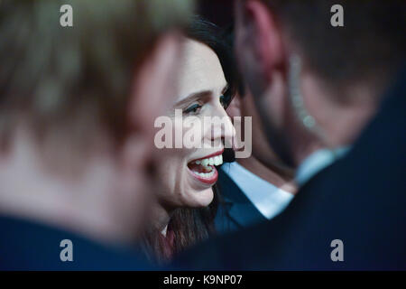 Auckland, Neuseeland. 24 Sep, 2017. Labour-führer Jacinda Ardern spricht mit den Mitteln von der Labour Party, Wahl Partei in Auckland, Neuseeland am 23.September 2017. Die Wahl endet in Stillstand auslösende Koalitionsverhandlungen. Keine Partei die Mehrheit in der Wahl gewonnen, der New Zealand First Party wird eine wichtige Rolle bei der Entscheidung, welche Partei sie unterstützen, wird die nächste Regierung bilden zu spielen. Credit: Shirley Kwok/Pacific Press/Alamy leben Nachrichten Stockfoto
