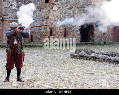 Männer feuern Musketen während einer historischen Re-enactment Veranstaltung in Huntly Castle, Schottland Stockfoto