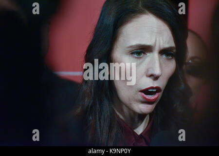 Auckland, Neuseeland. 24 Sep, 2017. Labour-führer Jacinda Ardern spricht mit den Mitteln von der Labour Party, Wahl Partei in Auckland, Neuseeland am 23.September 2017. Die Wahl endet in Stillstand auslösende Koalitionsverhandlungen. Keine Partei die Mehrheit in der Wahl gewonnen, der New Zealand First Party wird eine wichtige Rolle bei der Entscheidung, welche Partei sie unterstützen, wird die nächste Regierung bilden zu spielen. Credit: Shirley Kwok/Pacific Press/Alamy leben Nachrichten Stockfoto