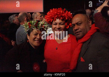Auckland, Neuseeland. 24 Sep, 2017. Labour Party Unterstützer an ihrer Partei Wahl Partei in Auckland, Neuseeland am 23.September 2017. Die Wahl endet in Stillstand auslösende Koalitionsverhandlungen. Keine Partei die Mehrheit in der Wahl gewonnen, der New Zealand First Party wird eine wichtige Rolle bei der Entscheidung, welche Partei sie unterstützen, wird die nächste Regierung bilden zu spielen. Credit: Shirley Kwok/Pacific Press/Alamy leben Nachrichten Stockfoto