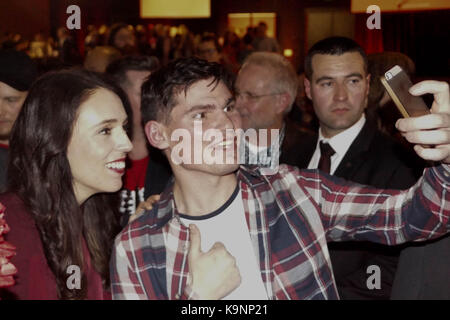 Auckland, Neuseeland. 24 Sep, 2017. Labour-führer Jacinda Ardern erfüllt die Anhänger von der Labour Party, Wahl Partei in Auckland, Neuseeland am 23.September 2017. Die Wahl endet in Stillstand auslösende Koalitionsverhandlungen. Keine Partei die Mehrheit in der Wahl gewonnen, der New Zealand First Party wird eine wichtige Rolle bei der Entscheidung, welche Partei sie unterstützen, wird die nächste Regierung bilden zu spielen. Credit: Shirley Kwok/Pacific Press/Alamy leben Nachrichten Stockfoto