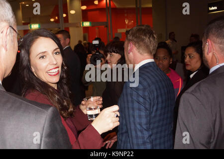 Auckland, Neuseeland. 24 Sep, 2017. Labour-führer Jacinda Ardern erfüllt die Anhänger von der Labour Party, Wahl Partei in Auckland, Neuseeland am 23.September 2017. Die Wahl endet in Stillstand auslösende Koalitionsverhandlungen. Keine Partei die Mehrheit in der Wahl gewonnen, der New Zealand First Party wird eine wichtige Rolle bei der Entscheidung, welche Partei sie unterstützen, wird die nächste Regierung bilden zu spielen. Credit: Shirley Kwok/Pacific Press/Alamy leben Nachrichten Stockfoto