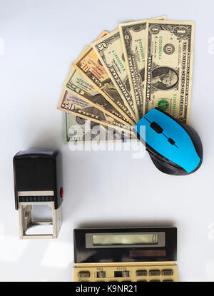 Business Konzept: Computer Maus, Dichtung, alte Taschenrechner, Geld einander gegenüber auf einem weißen Hintergrund befindet Stockfoto