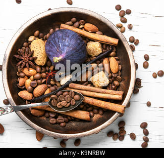 Geröstete Kaffeebohnen und Gewürzen für Kaffee Stockfoto