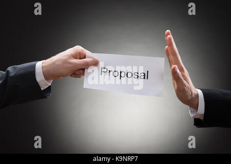 Nahaufnahme der Hand Verweigerung Vorschlag Zeichen auf Papier Stockfoto