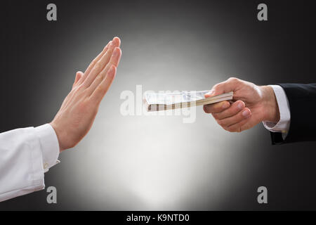 Nahaufnahme der Hand mit Bestechung ist ein Geschäftsmann, Arzt Stockfoto